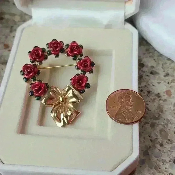 Avon NR red rose Wreath flowers brooch Christmas style Gold-toned red green - Picture 11 of 16